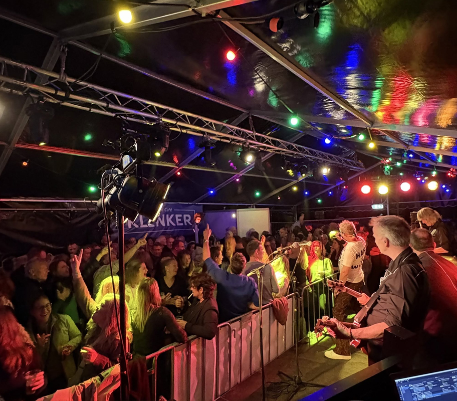 De Klinker kermis Assendelft met Paper Plane kermisband