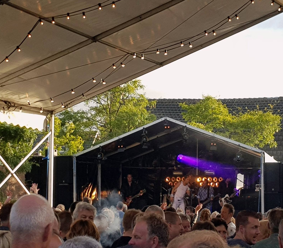 Buitenpodium kermis Beverwijk met kermisband Paper Plane